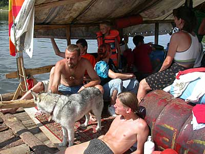 Camper zu Gast auf dem Künstler-Floß