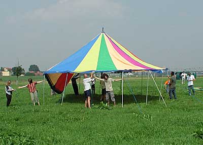 Beim Zeltaufbau